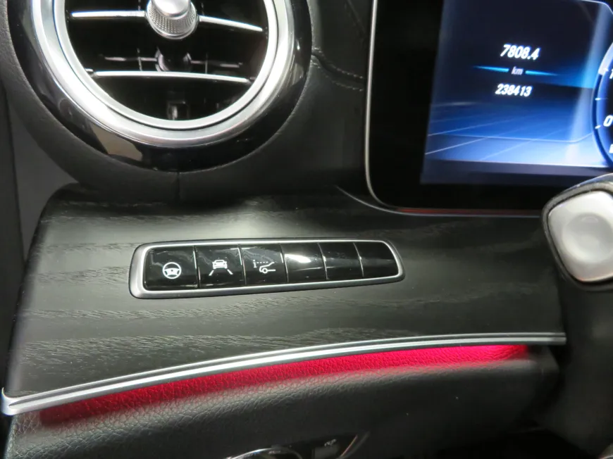 aa Mercedes-Benz E 220 D 4Matic AMG