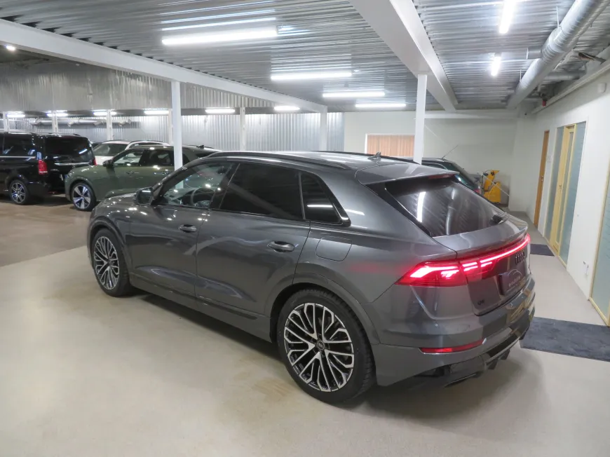 aa Audi Q8 SUV S line 55 TFSI e quattro